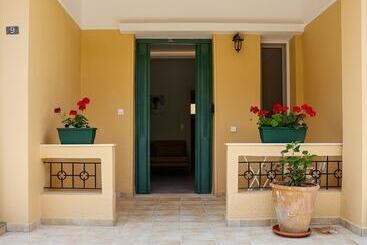 ツーリストアパートメント Terpsis Lodge