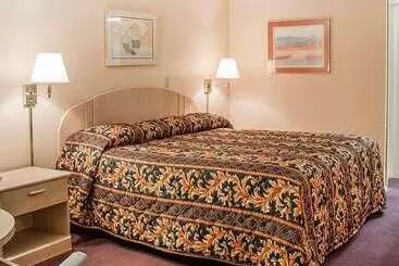 בית מלון כפרי Rodeway Inn