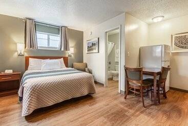 בית מלון כפרי Hometowne Studios By Red Roof Louisville