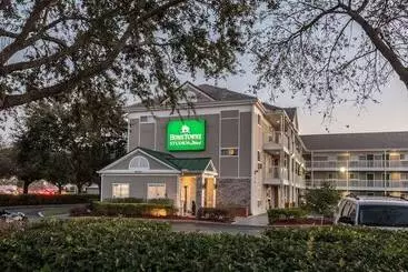 Отель Hometowne Studios By Red Roof Orlando South