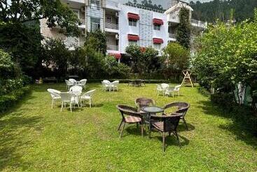 Hotel Royal Court By The Lake Hill