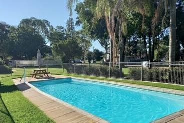 בית מלון כפרי Young Caravan And Tourist Park