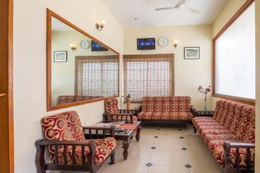 בית מלון כפרי Oyo 10478 Famous Golden Inn