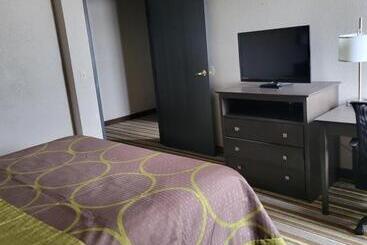 Motel Super 8 By Wyndham Aurora/naperville Area