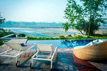 Hotel Meghauli Serai Lodge