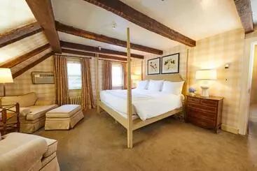 Otel Three Village Inn