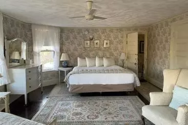 Moseley Cottage Inn And The Town Motel