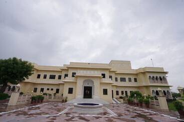 Resort Raj Bagh Palace