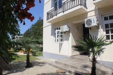 پانسیون Luka, Near Church