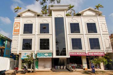 בית מלון כפרי Oyo 69625 Mayuraa Residency