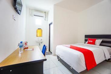 فندق Oyo 1693 Edward Residence Malalayang