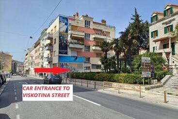 Pension Central Split Rooms And Apartments Paese