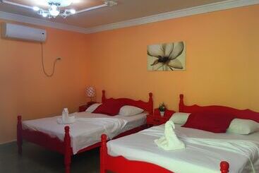 هتل Hostal Mozangel