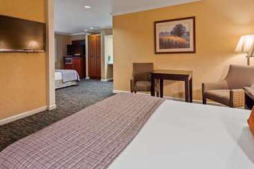 فندق Best Western Plus Humboldt Bay Inn