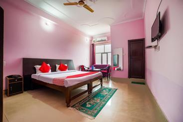 Hotel Oyo 67051 Savera Residency