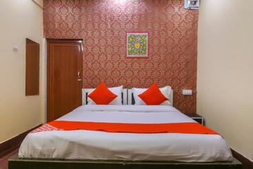 Hotell Oyo 62712 Holiday Inn