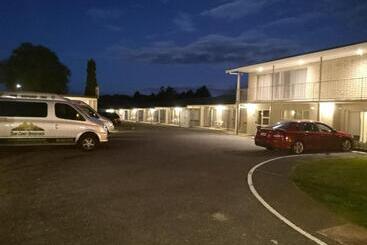 فندق على الطريق Twin Coast Adventures