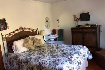 בית מלון כפרי Antique Rose Inn Windham