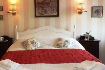 Dowfold House Bed And Breakfast
