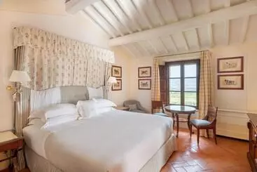 ホテル Castello Banfi Il Borgo Relais Et Chateaux