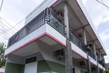 Panzió Reddoorz At Penginapan Hello Pacitan