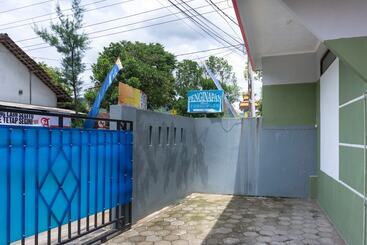 펜션 Reddoorz At Penginapan Hello Pacitan