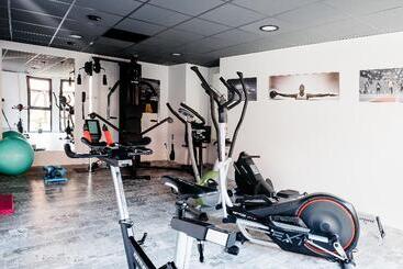 هتل Logis Hôtel Restaurant Au Lion Rouge