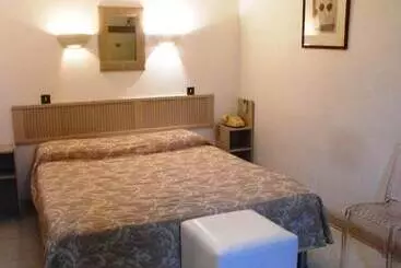 هتل Logis Hôtel Restaurant Les Capucins