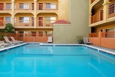 فندق Solaire Los Angeles