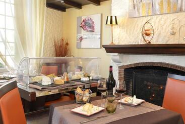 هتل Logis Hôtels Restaurant Le Dauphin