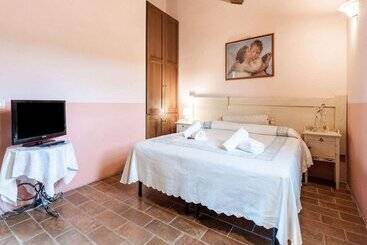 Quaint Cottage In Citta Della Pieve With Swimming Pool