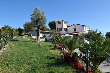 بيت ريفى Tenuta Fortunato