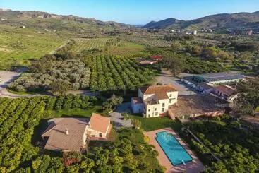 Mökkimajoitus Barone Gr Macrì Agriturismo Modi