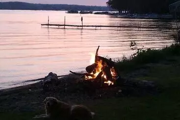 تختخواب و صبحانه Maple Springs Lake Side Inn
