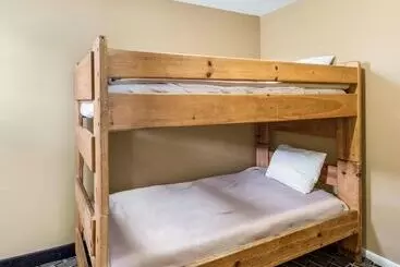 בית מלון כפרי Quality Inn & Suites On The Beach