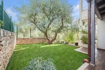 Cozy Cottage In Alberobello With Private Garden