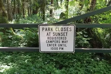 Mökkimajoitus 83mf   Lakeside   Hot Tub   Wifi   Bbq   Dock   Sleeps 4 No Pets