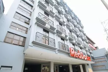 Hotel Reddoorz Plus @ Jardin Suites Guadalupe Nuevo