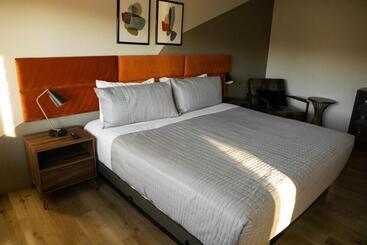 ホテル 4411 Inn & Suites