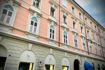 پانسیون Crops City Stay