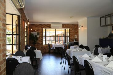 Мотель Clermont Country Motor Inn