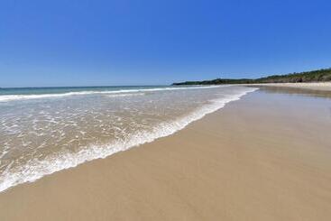 Отель Anchorage On Straddie