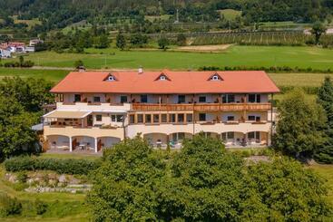 בית מלון כפרי Margun   Apartments & Panoramarooms