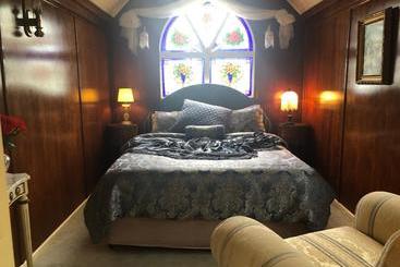 פנסיון Krinklewood Cottage & Train Carriages