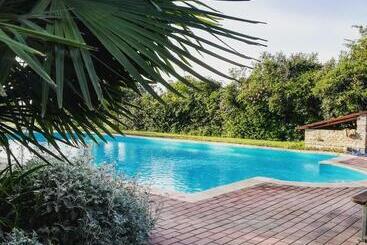 هتل Bordeghina B&b In Farmhouse