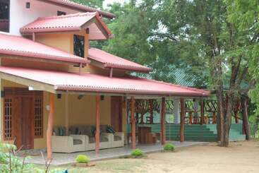 فندق Red Elephant Safari Cottage