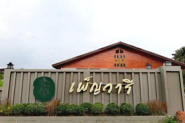 Phenwaree Amphawa Resort