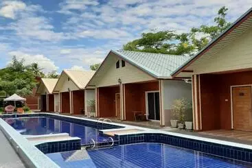Phenwaree Amphawa Resort