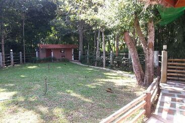 בית מלון כפרי Rim Nam Kong Homestay & Campsite