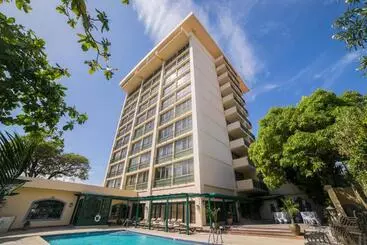 Courtleigh Hotel & Suites